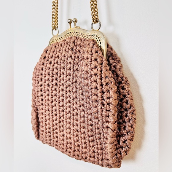 Vintage 60s Crocheted Handbag, Decorative Gold Frame & Chain, Kiss Clasp - Picture 5 of 11